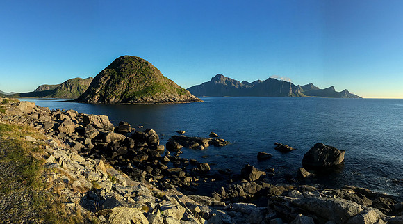 Uttakleiv Beach to Haukland Beach