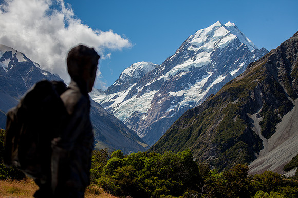 Sir Edmund Hilary Statue and Mount Cook